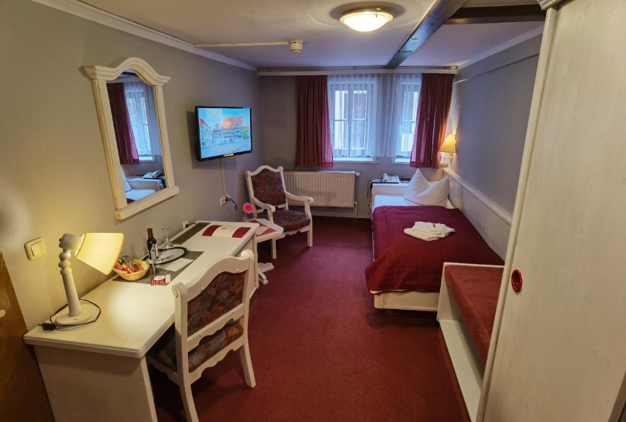 Hotel Zur Goldenen Sonne 크베들린부르크 외부 사진