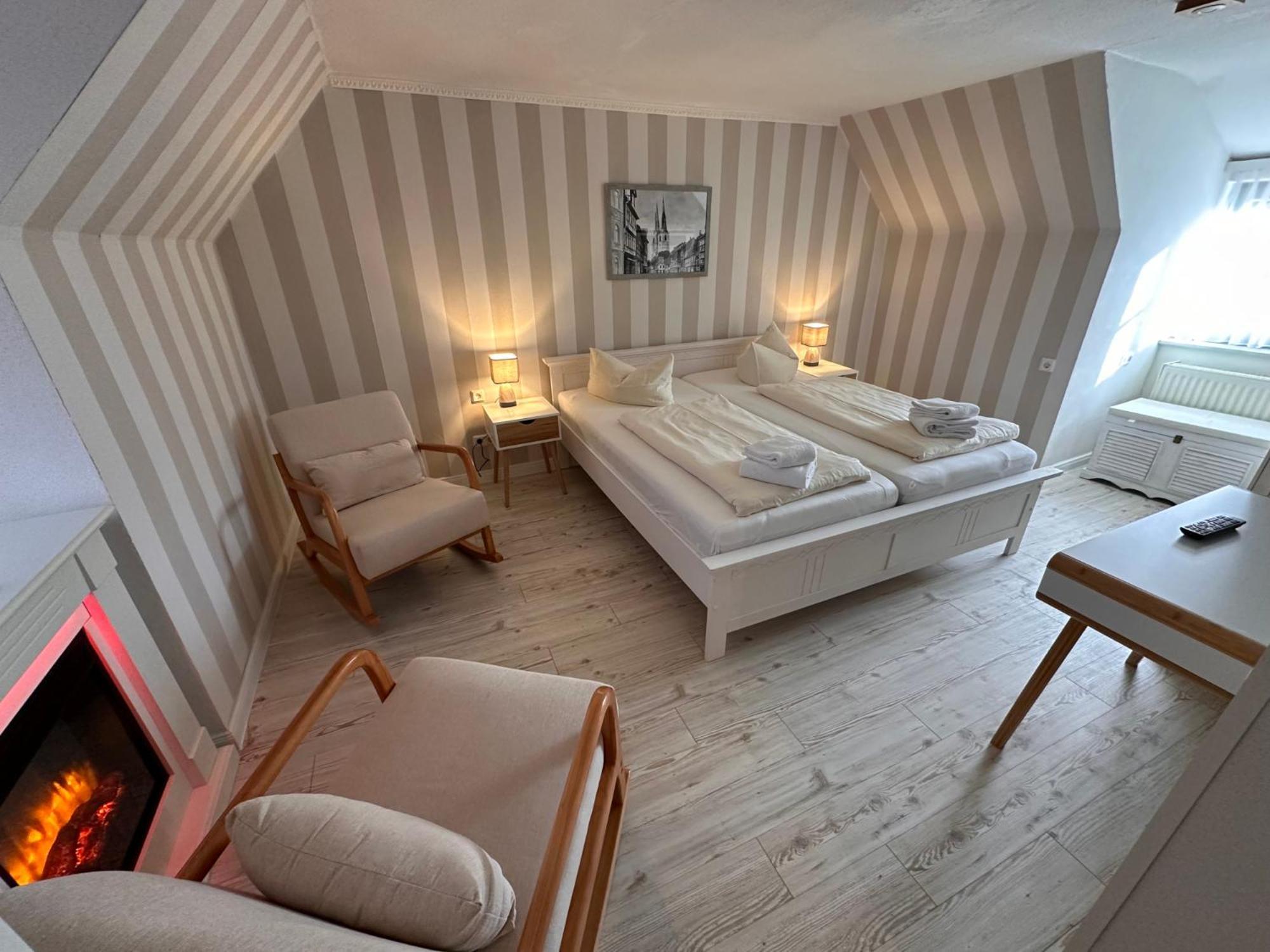 Hotel Zur Goldenen Sonne 크베들린부르크 외부 사진